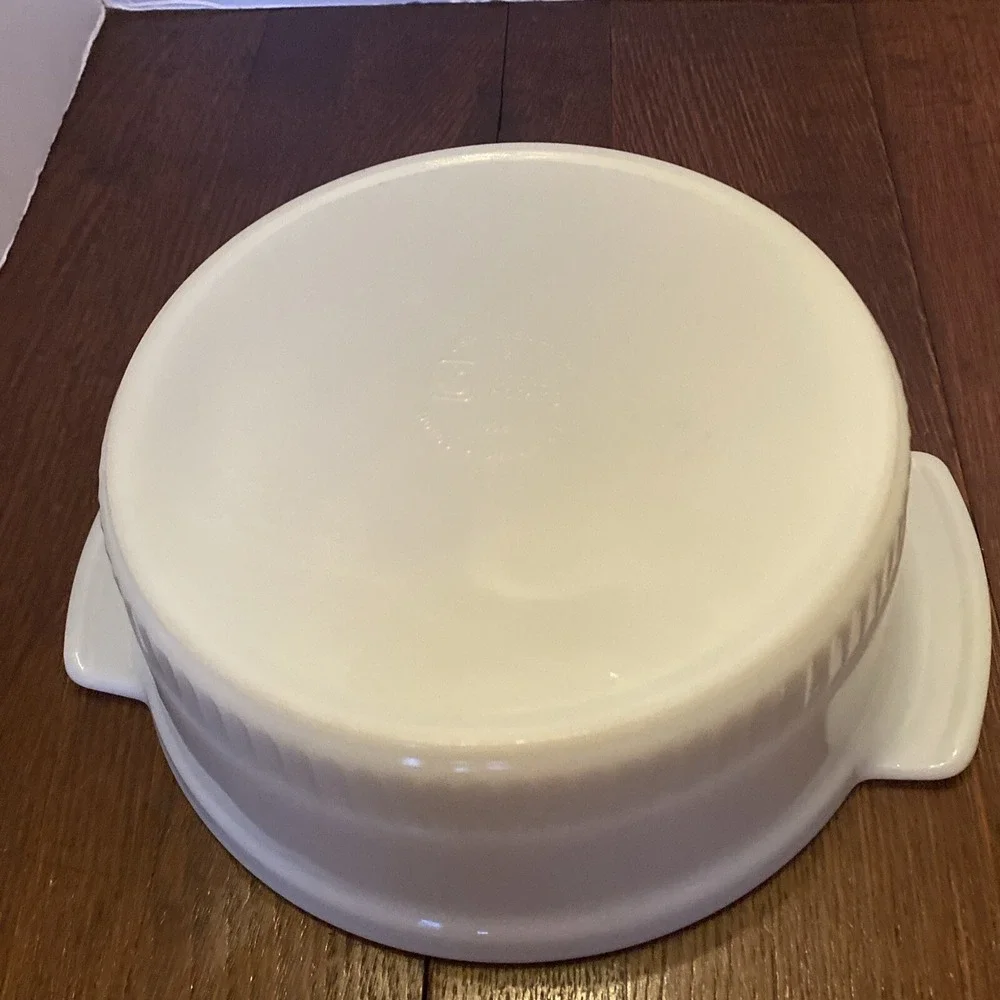 Anchor Hocking Milk Glass‎ 2 quart ribbed design casserole dish